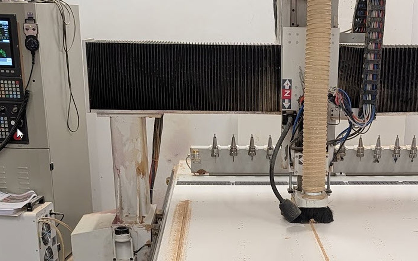 CNC-Maschine in der eigenen Schreinerei mit Steuerung und Werkzeugwechsler.